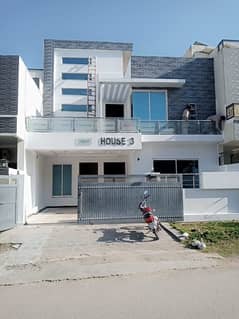HOUSE FOR SALE IN D-17 SECOND CORNER NEAR TO MARKAZ