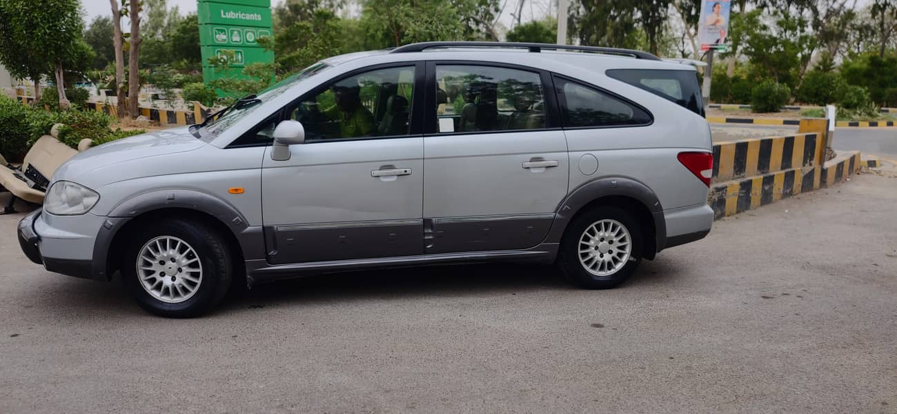 ssangyong stavic full original own engine better than apv,hiace,every 15