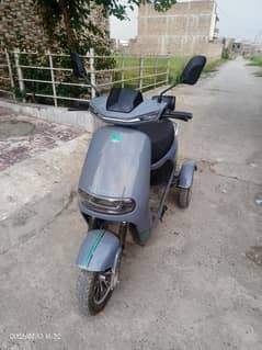 yJ future eco electric scooty