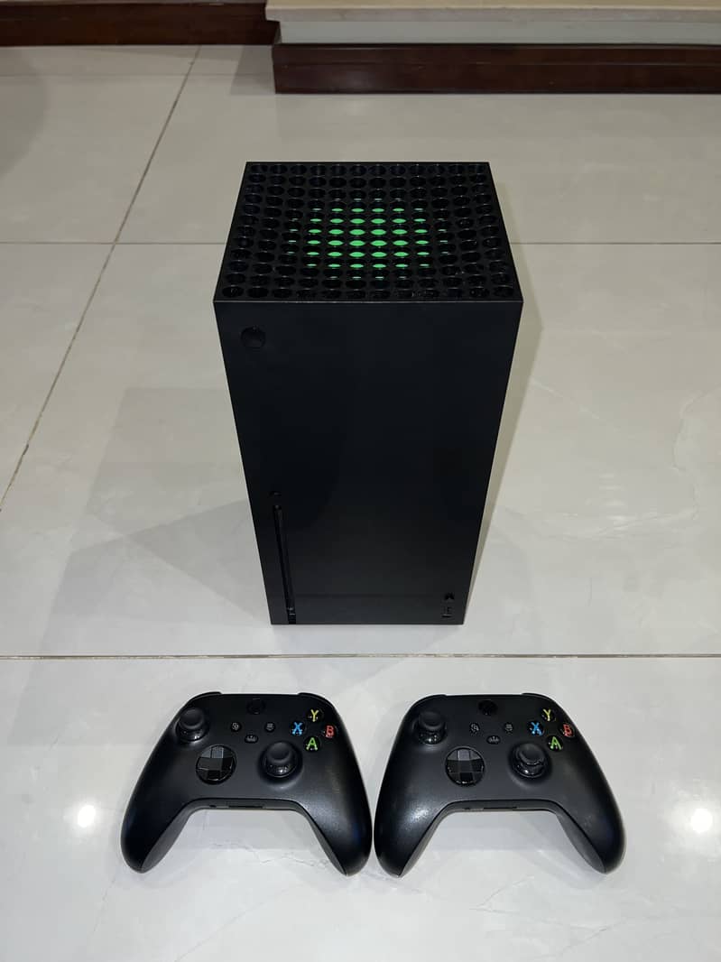 Xbox series x 1 TB with 2 controllers in mint condition 0