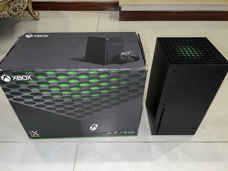 Xbox series x 1 TB with 2 controllers in mint condition 1