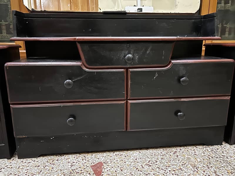 DRESSING TABLE WITH 2 SIDE TABLES. 1