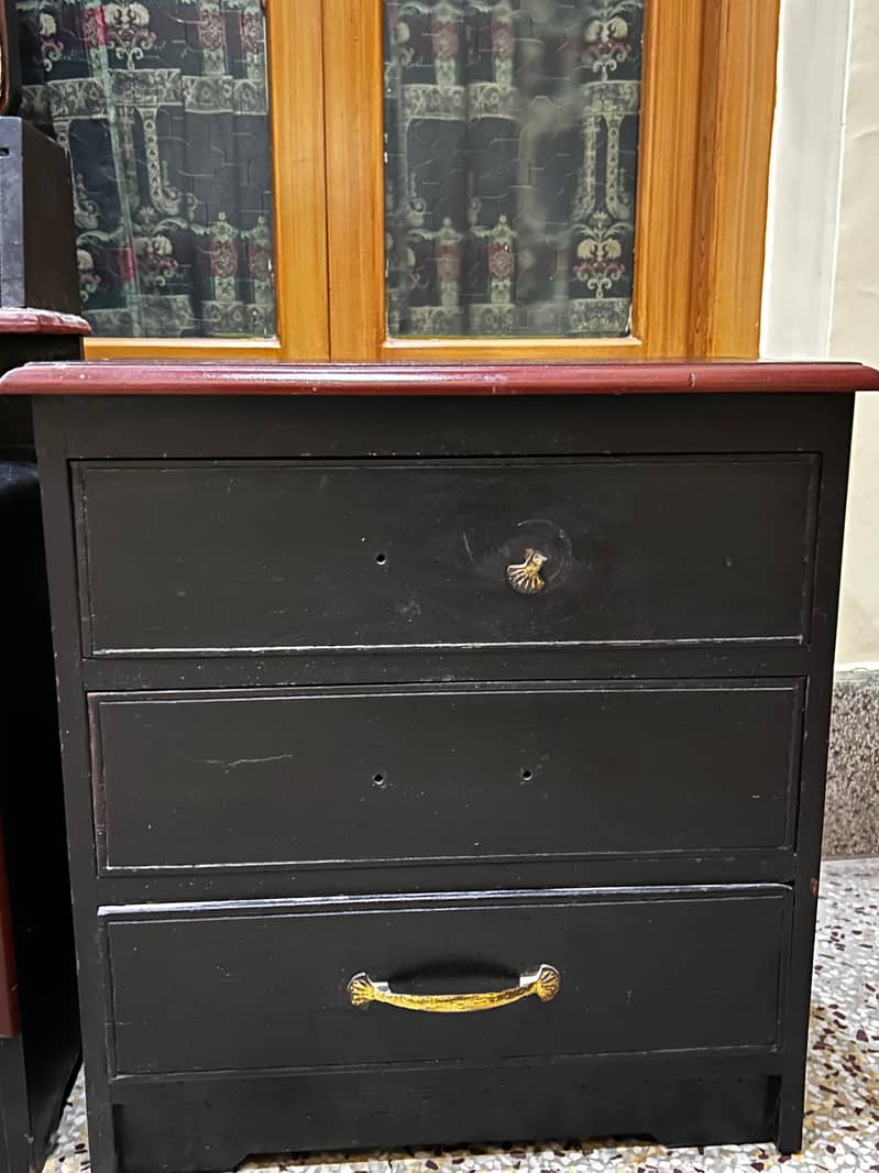 DRESSING TABLE WITH 2 SIDE TABLES. 3