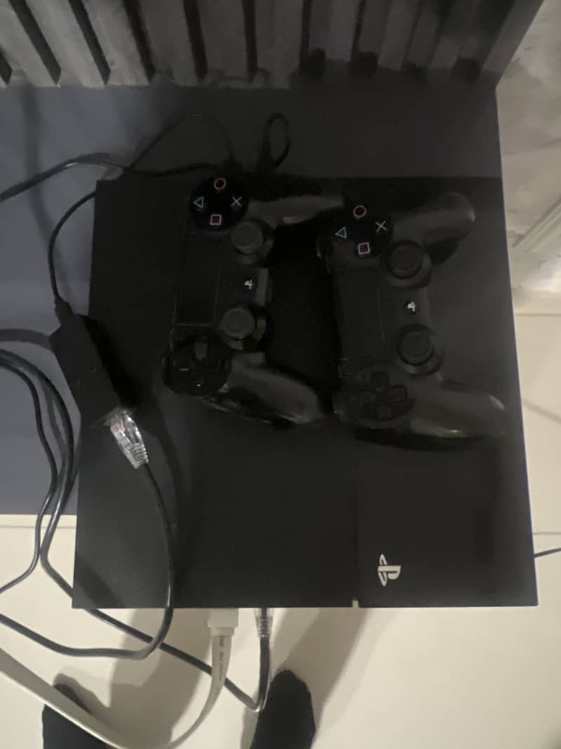 PS4 jailbreak 11.00 with 7 games installed and 3 original controllers 2