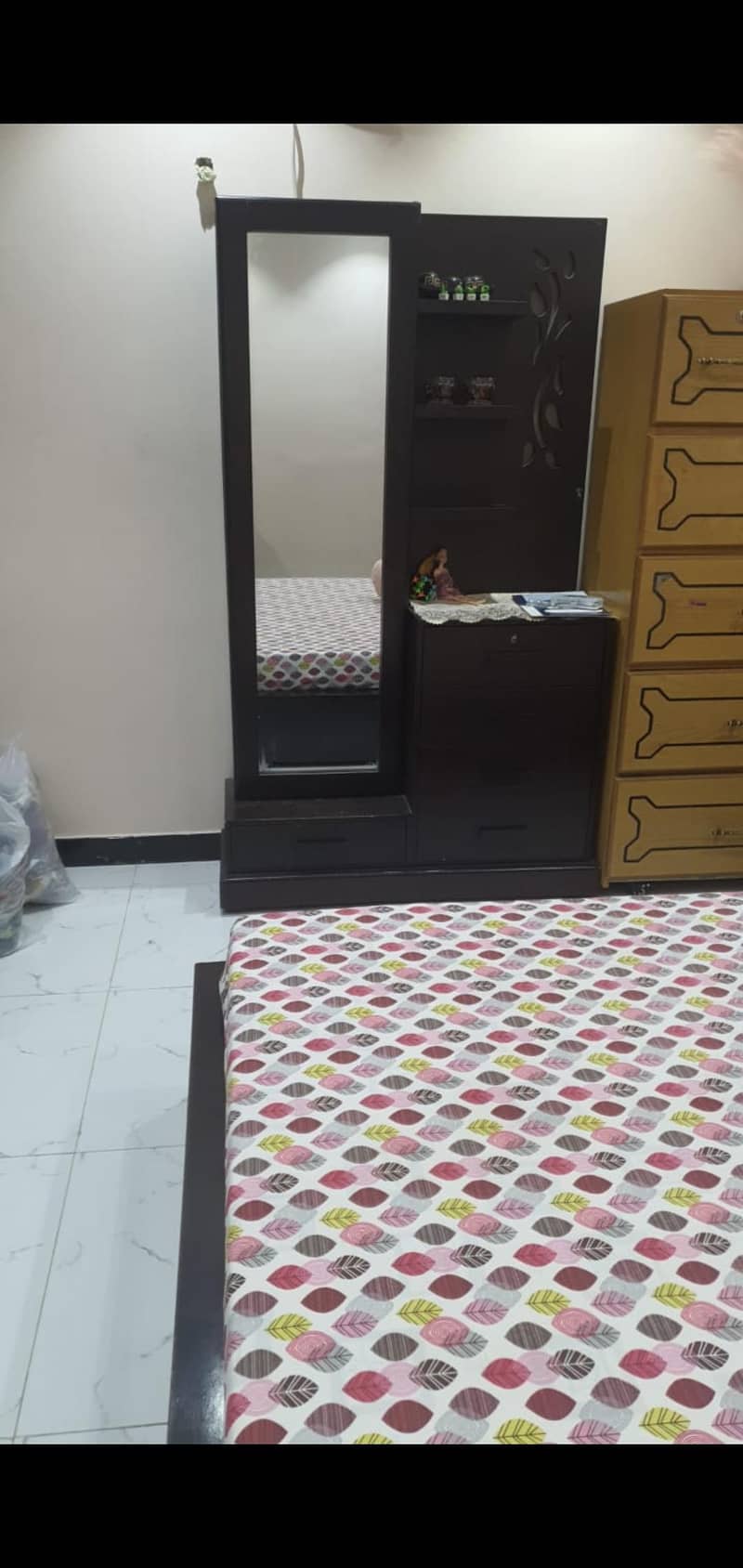 dressing table and 2 side tables 0