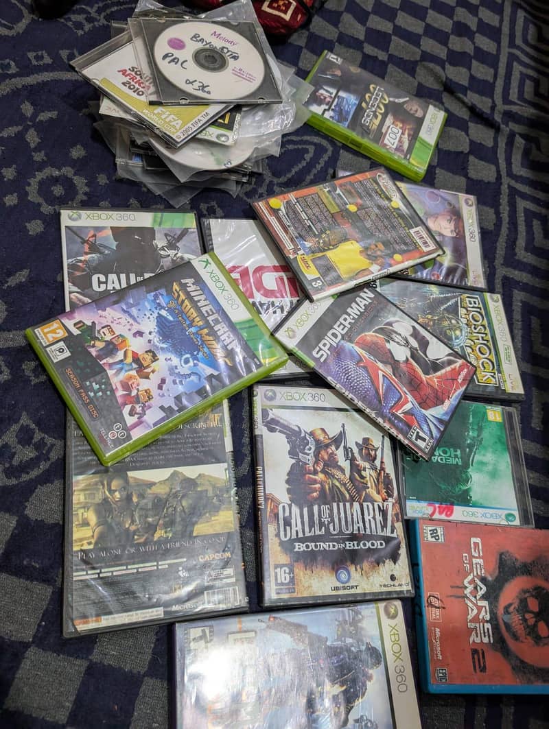 Xbox 360 E with 2 orignal controllers and Kinects 1