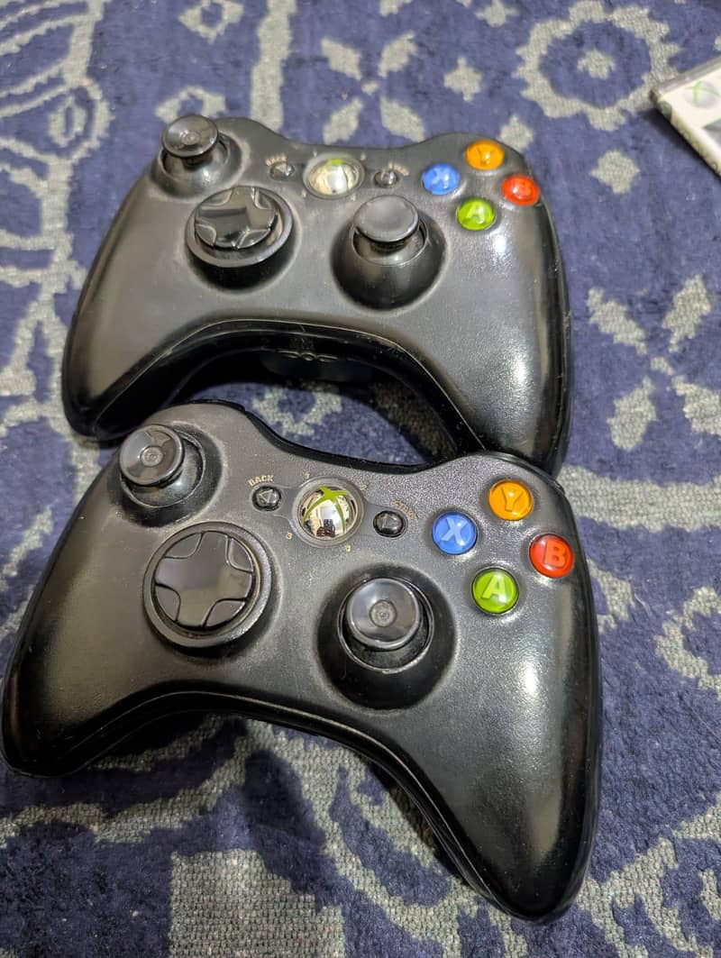 Xbox 360 E with 2 orignal controllers and Kinects 2