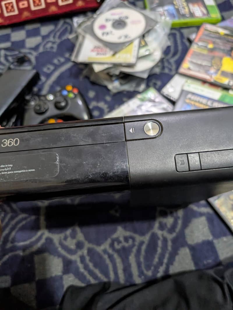 Xbox 360 E with 2 orignal controllers and Kinects 4