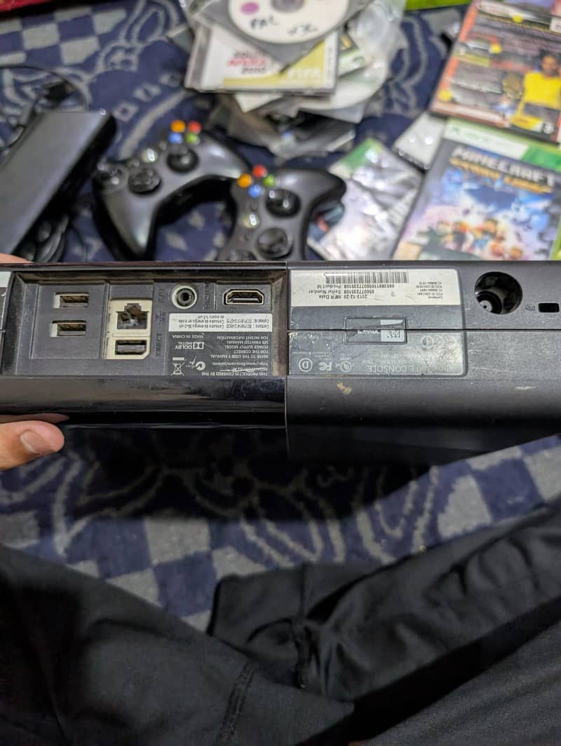 Xbox 360 E with 2 orignal controllers and Kinects 5