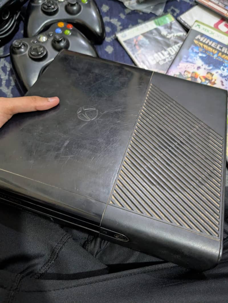 Xbox 360 E with 2 orignal controllers and Kinects 6