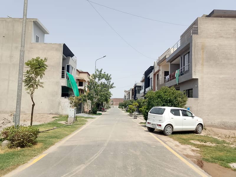 5 Marla plot for sale in Daimond Block park view city 2