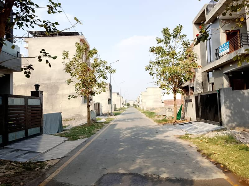 5 Marla plot for sale in Daimond Block park view city 4