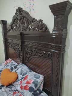 wood king size bed in brand new conditon.