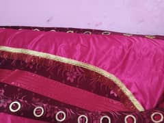 curtains 2 different colurls nd disgn