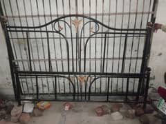 slightly used huwa hai sheeshy ki side tables hain