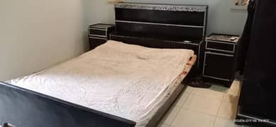 full size bed with side tabels