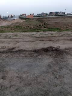 PARK AVENUE LAHORE 5 MARLA PLOT FOR SALE GOOD LOCATION NEAR PARK MARKET MASJID IDEAL LOCATION