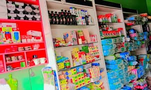 دکان کاؤنٹر اور 4 عدد الماریاں بمعہ شیشہ شلف براۓ فروخت