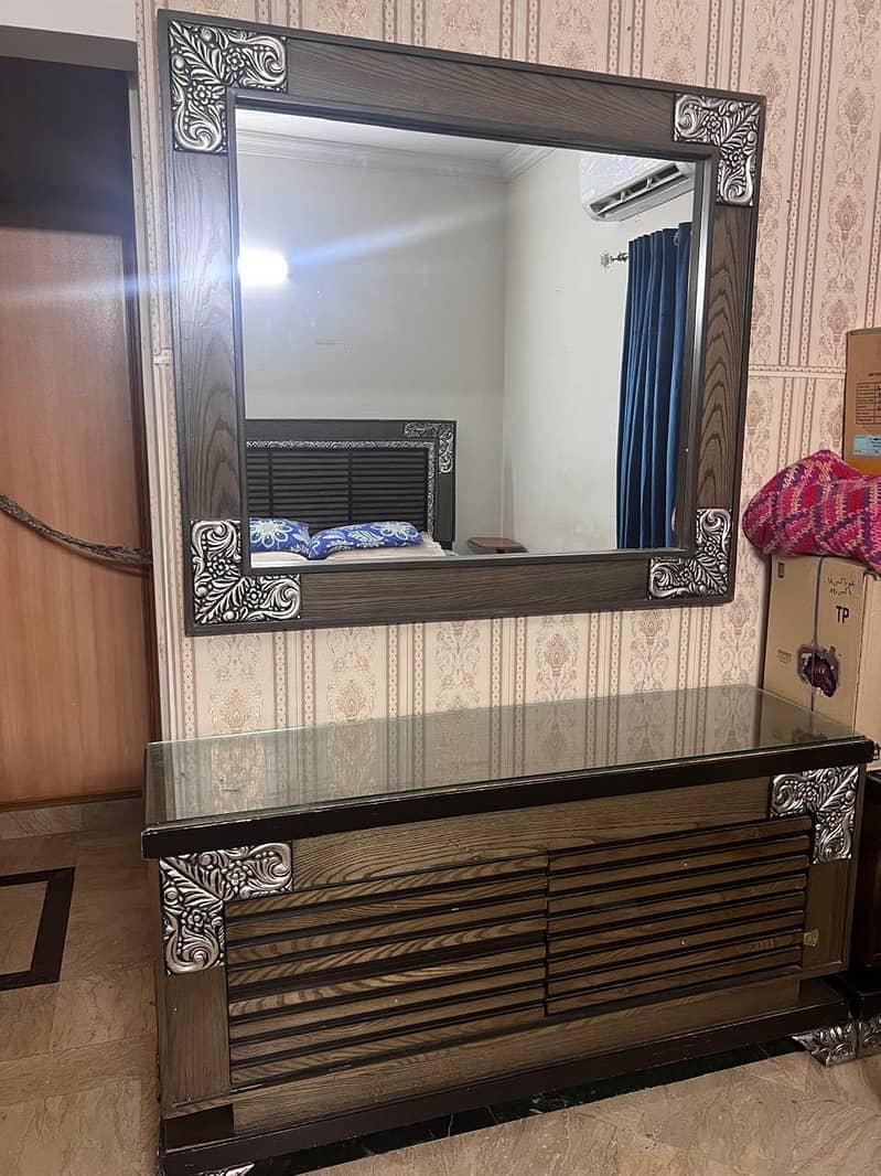 King size double bed with side tables and dressing table 0