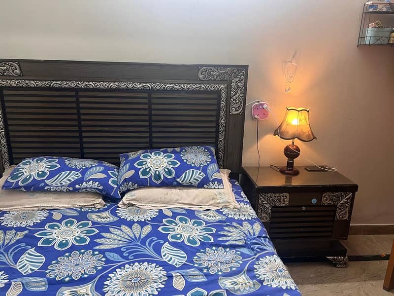 King size double bed with side tables and dressing table 1