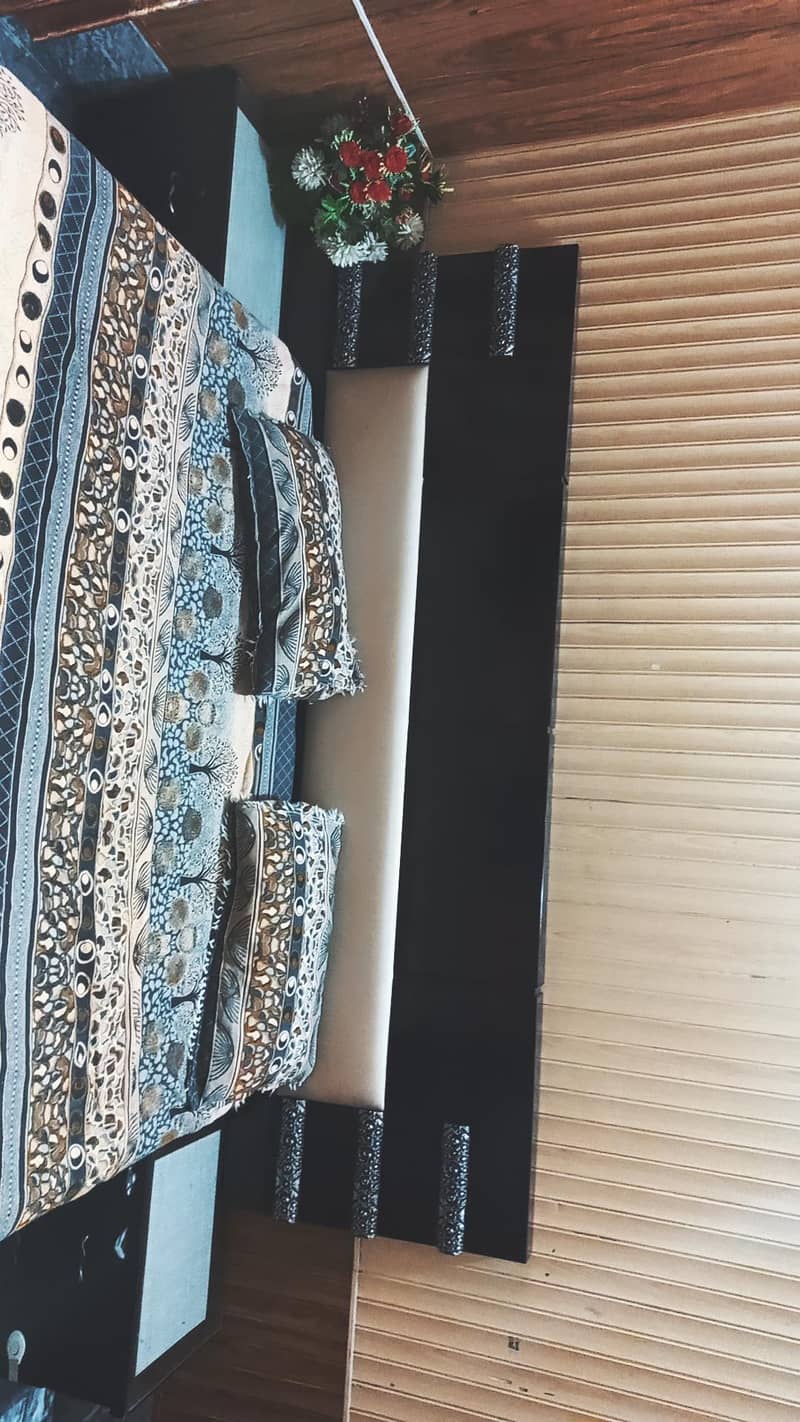 King bed jumbo size with two side tables and one dressing table hai 2