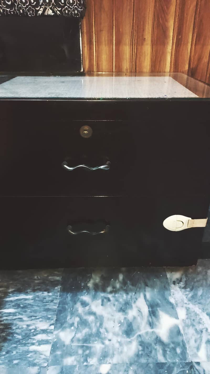 King bed jumbo size with two side tables and one dressing table hai 3