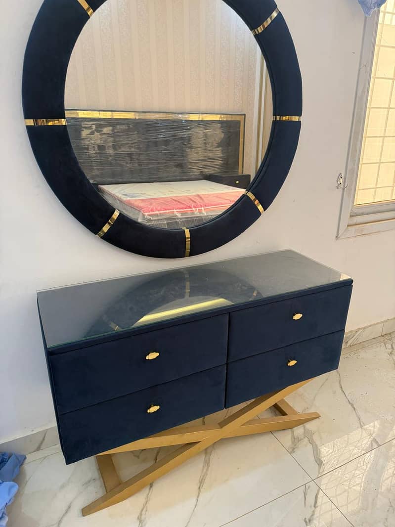 Bedroom set with side tables and dressing table 2