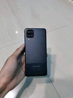 Samsung Galaxy a12 box sth he adabtor ni he cable mil jaegi