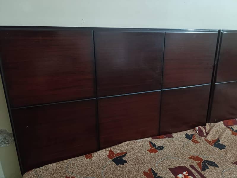 set of 2 single beds with a side table 1