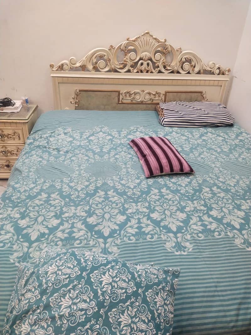 Bed set with two side tables & Dressing Table. 1