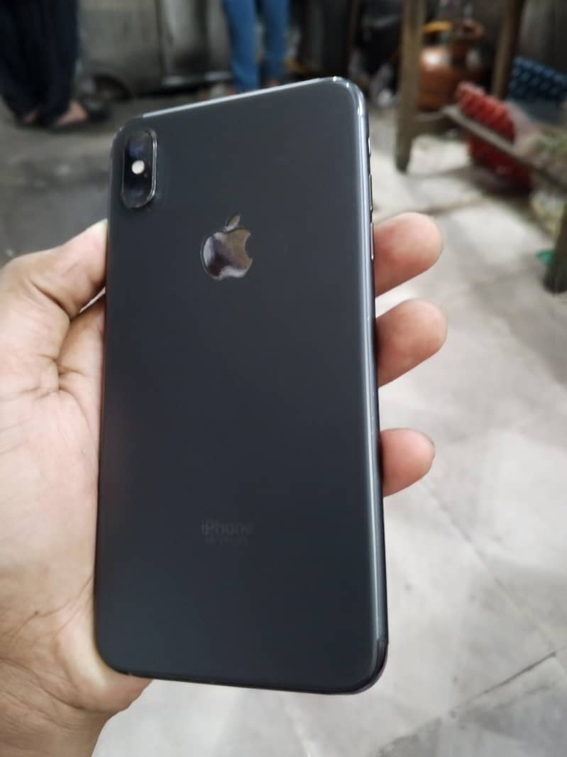 iphone XS max 256 Gb  condition 10 by 10 bypass 1