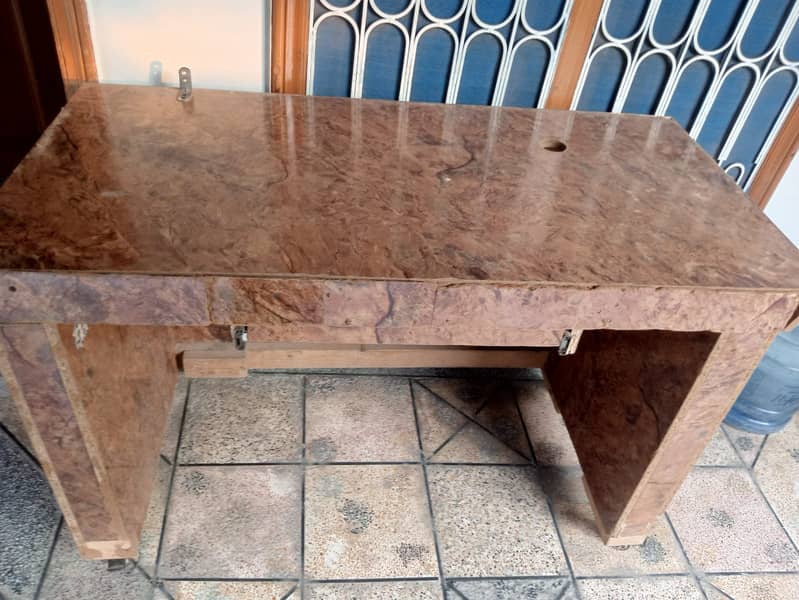 DURABLE COMPUTER TABLE. JUST BUY AND ENJOY 0