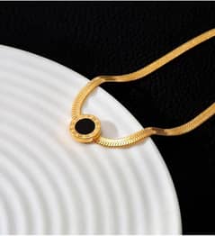 Elegant gold necklace