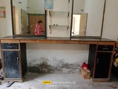 Saloon ma use hony wala front Glass and counter