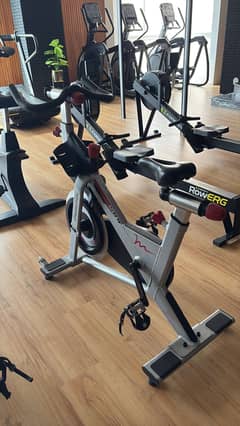 Free motion spin bikes