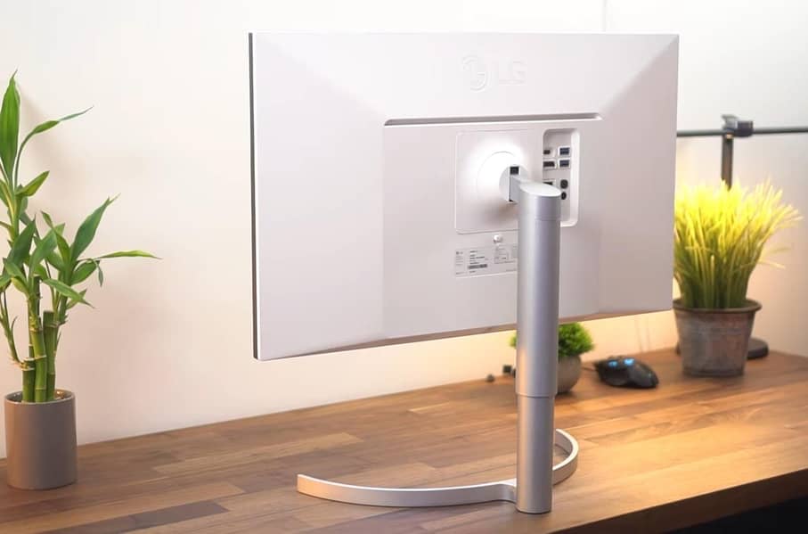 LG 27" 4K Boderless Monitor with VESA DisplayHDR400 and USB Type-C 3