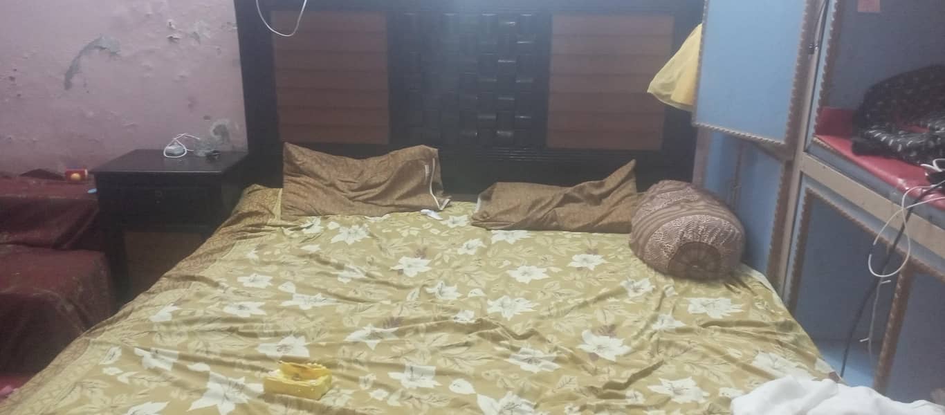 bed set with two side tables 0