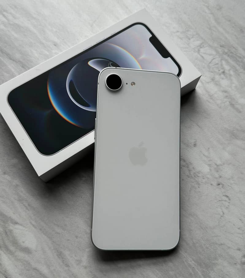 Apple iPhone 16e 0
