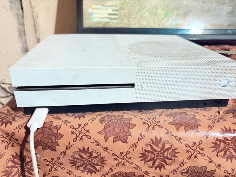 XBOX ONE S WITHOUT CONTROLLER (CHECK DESCRIPTION) 0