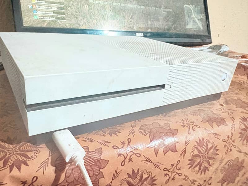 XBOX ONE S WITHOUT CONTROLLER (CHECK DESCRIPTION) 1