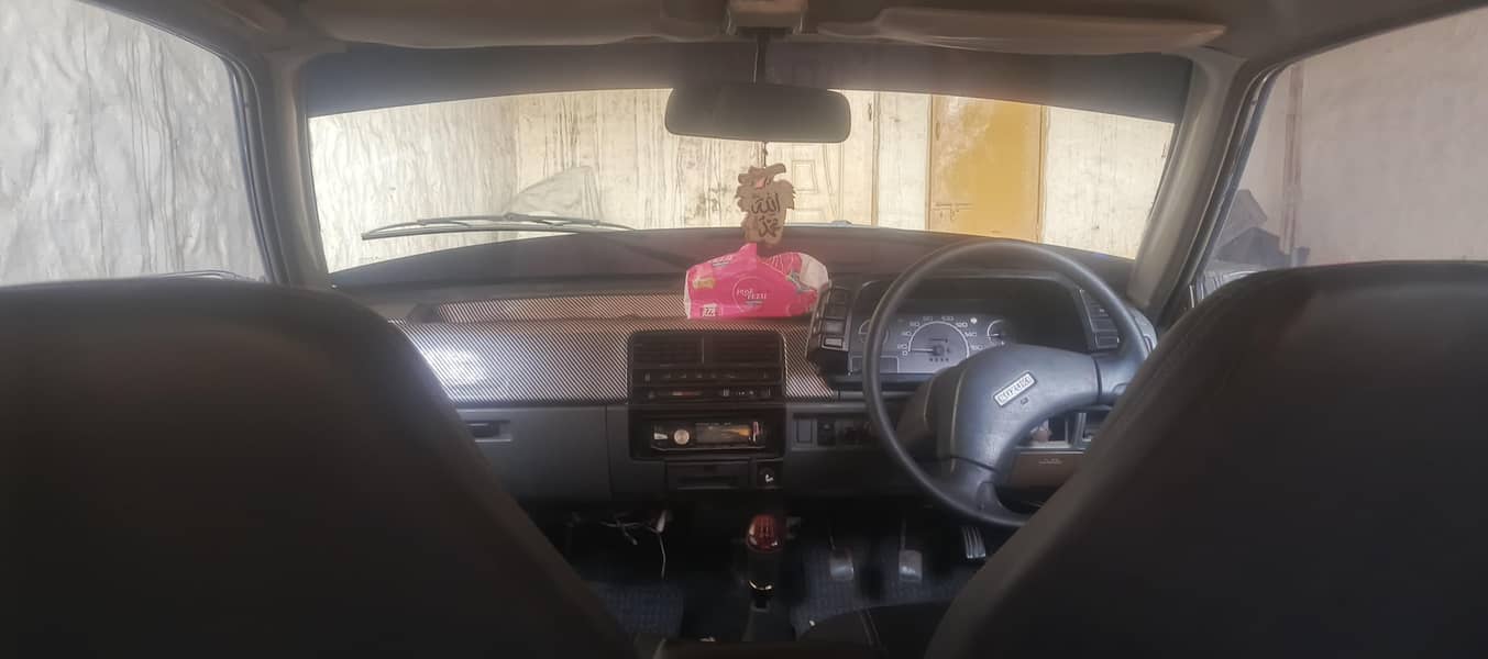 گاڑی بہت اچھی ہےاندر سے ٹوٹل جینین ہے 3