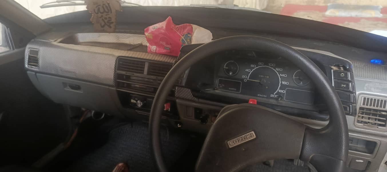 گاڑی بہت اچھی ہےاندر سے ٹوٹل جینین ہے 8