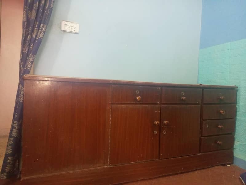 Well condition divider with large spaces drawers and different cabinet 0