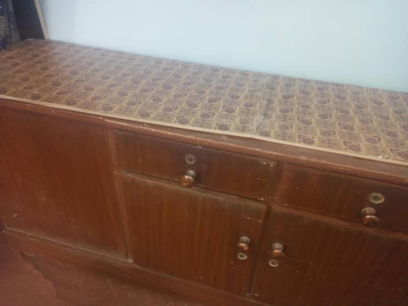 Well condition divider with large spaces drawers and different cabinet 2