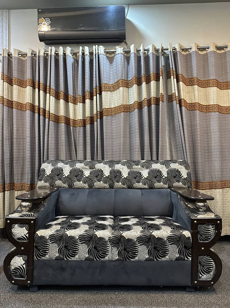 8 seaters sofa set in good condition. 0