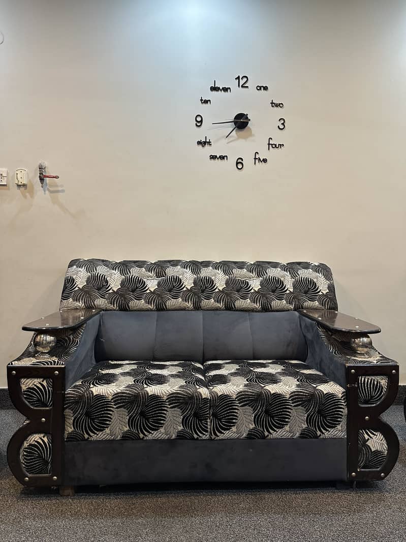 8 seaters sofa set in good condition. 1