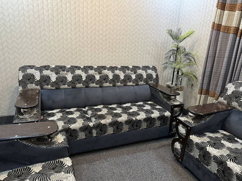 8 seaters sofa set in good condition. 4