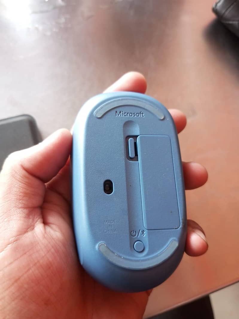 Microsoft Bluetooth Keyboard and Mouse 8