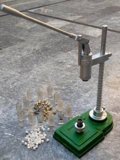 Perfume bottle cealing machine