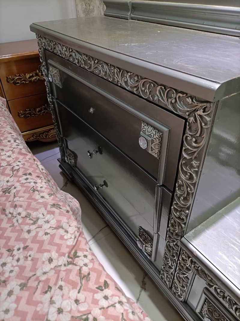Bed with side tables and dressing table 1